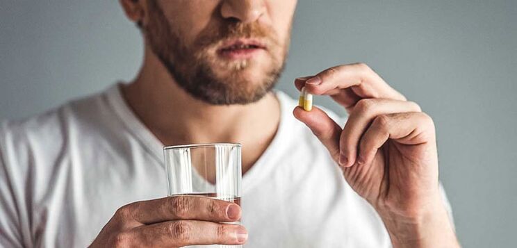 Een man neemt medicijnen om prostatitis te behandelen