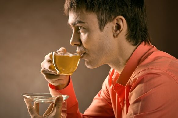 een man drinkt kruidenthee om prostatitis te behandelen